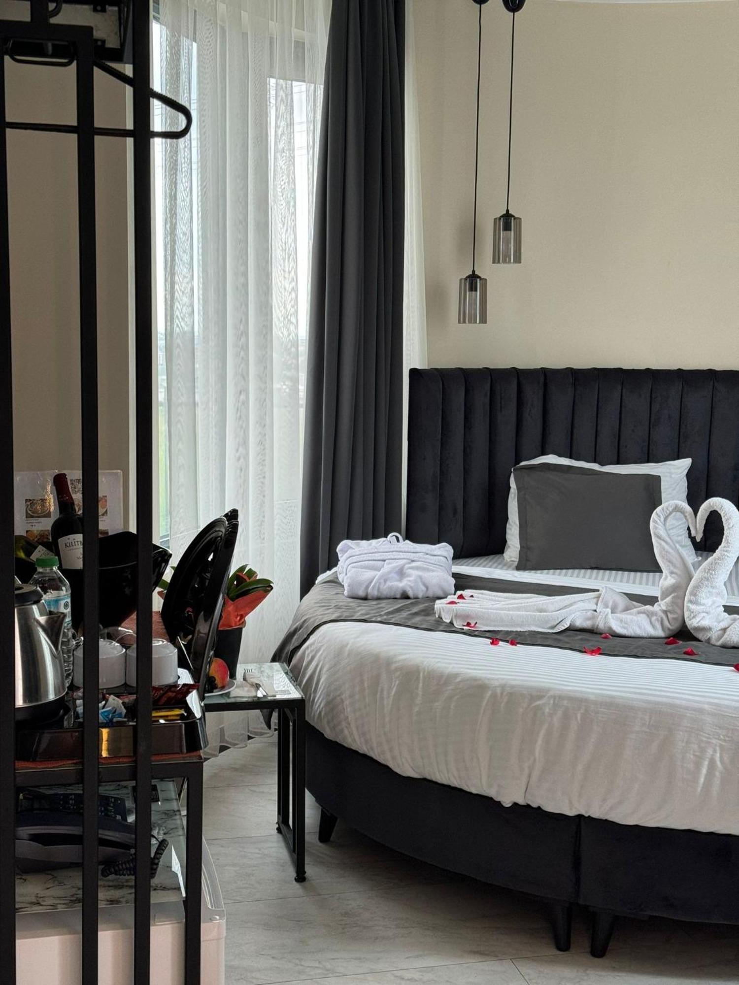 The Queen Airport Hotel-Round Trip Airport Service Arnavutkoy Exterior foto